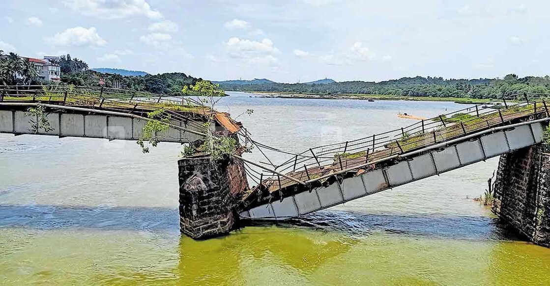 ഭാരതപ്പുഴയ്ക്കു കുറുകെയുള്ള ചെറുതുരുത്തി പഴയ കൊച്ചിൻ പാലത്തിന്റെ ആറാമത്തെ സ്പാനിന്റെ ഒരു വശം കഴിഞ്ഞ രാത്രി പുഴയിലേക്ക് നിലംപൊത്തിയ നിലയിൽ.  