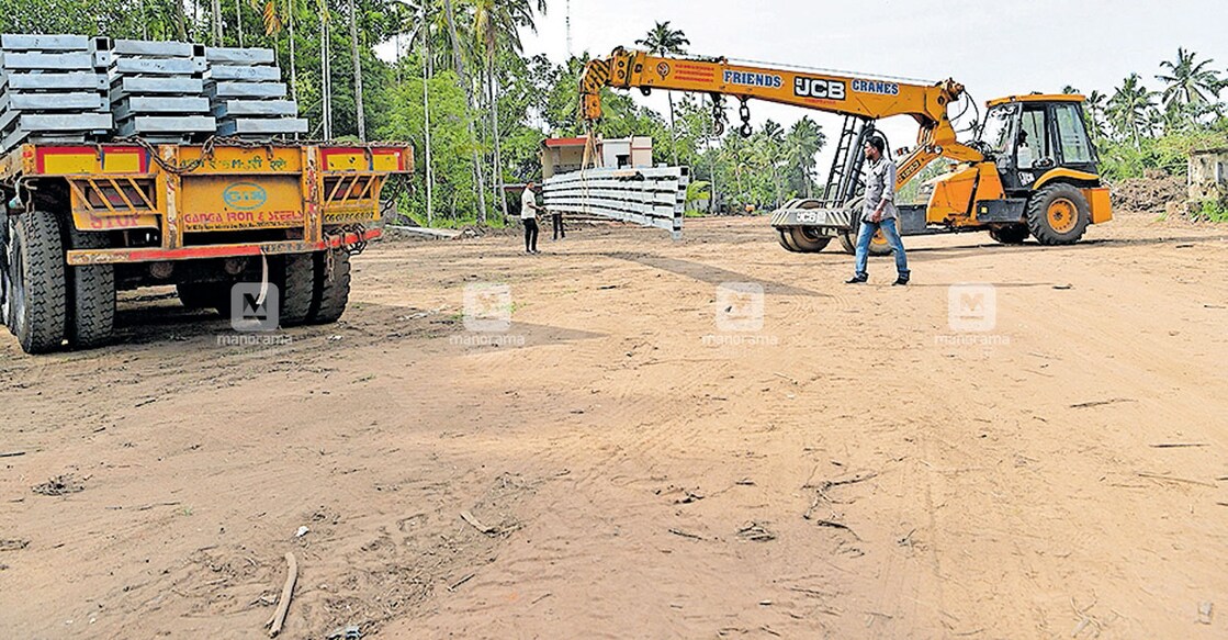 ആറുവരിപ്പാതയിൽ വൈദ്യുതലൈനുകൾ വലിക്കാനുള്ള പോസ്റ്റുകൾ ചെന്ത്രാപ്പിന്നി ഭാഗത്ത് ഇറക്കുന്നു. ചിത്രം: മനോരമ ആറുവരിപ്പാതയിൽ വൈദ്യുതലൈനുകൾ വലിക്കാനുള്ള പോസ്റ്റുകൾ ചെന്ത്രാപ്പിന്നി ഭാഗത്ത് ഇറക്കുന്നു. ചിത്രം: മനോരമ