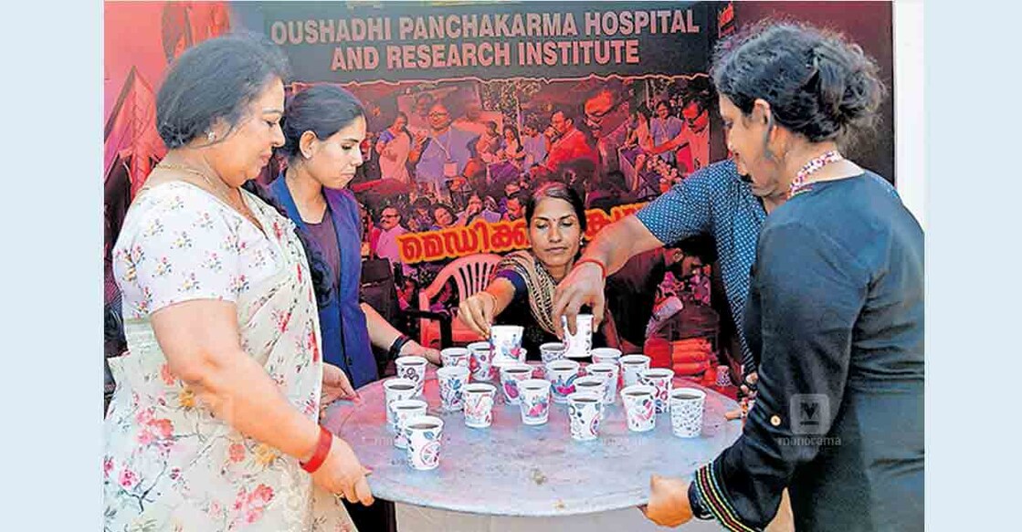 ഔഷധി തയാറാക്കിയ ആയുഷ്ക്വാഥം കുന്നംകുളത്ത് സംസ്ഥാന സ്കൂൾ കായികോത്സവ വേദിയിലെ മാർച്ച് പാസ്റ്റിൽ പങ്കെടുത്ത കായിക താരങ്ങൾക്ക് വിതരണം ചെയ്യാനായി ചെയർപഴ്സൻ ശോഭന ജോർജിന്റെ നേതൃത്വത്തിൽ കൊണ്ടു പോകുന്നു. 
ചിത്രം: മനോരമ.   