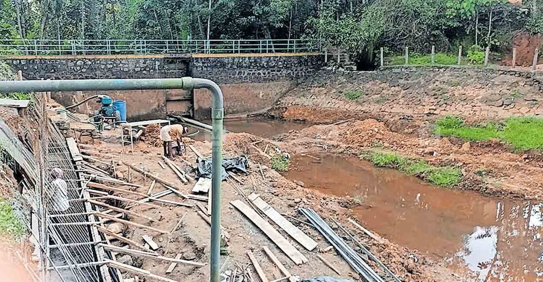 thrissur-Koratti-Mudapuzha-Check-Dam കൊരട്ടി മുടപ്പുഴ ചെക്ക് ഡാമിൽ നവീകരണ പ്രവൃത്തികൾ ആരംഭിച്ചപ്പോൾ.