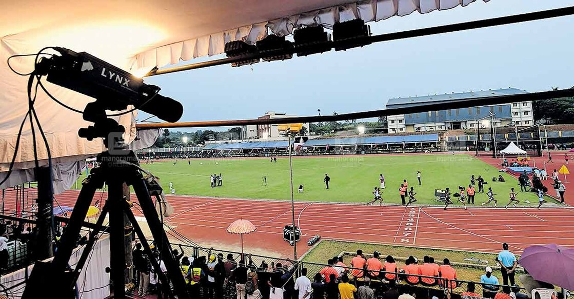 thrissur-cam
ഫോട്ടോ ഫിനിഷിങ് ക്യാമറ സിസ്റ്റം
ഫിനിഷിങ്ങിൽ അണുവിട തെറ്റാതിരിക്കാൻ ഉപയോഗിക്കുന്ന സിസ്റ്റം. സെക്കൻഡിൽ 2000 ഫ്രെയിം വരെ പതിയുന്ന ലെൻസ് സിസ്റ്റമാണ് ഉപയോഗിക്കുന്നത്.