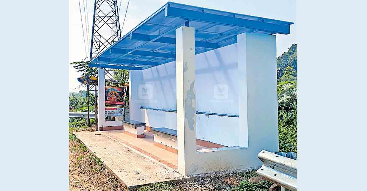 കാണാൻ മാത്രം കൊള്ളാം ഈ കാത്തിരിപ്പുകേന്ദ്രം!