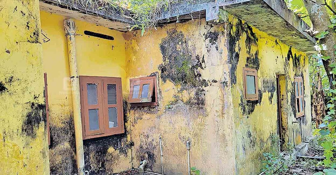 thrissur-health-senter-building അന്തിക്കാട് ബ്ലോക്ക് പഞ്ചായത്ത്തല കുടുംബാരോഗ്യകേന്ദ്രത്തിൽ ഡോക്ടർമാരുടെ പഴയ ക്വാർട്ടേഴ്സ് കെട്ടിടം
ശോച്യാവസ്ഥയിൽ.