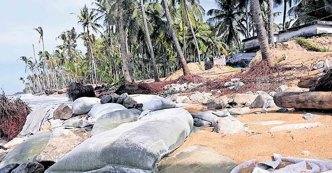 thrissur-beach ഏങ്ങണ്ടിയൂർ ഏത്തായി ബീച്ചിലുണ്ടായ കനത്ത വേലിയേറ്റത്തിൽ തകർന്ന മണൽക്കൂനയും ജിയോബാഗുകളും