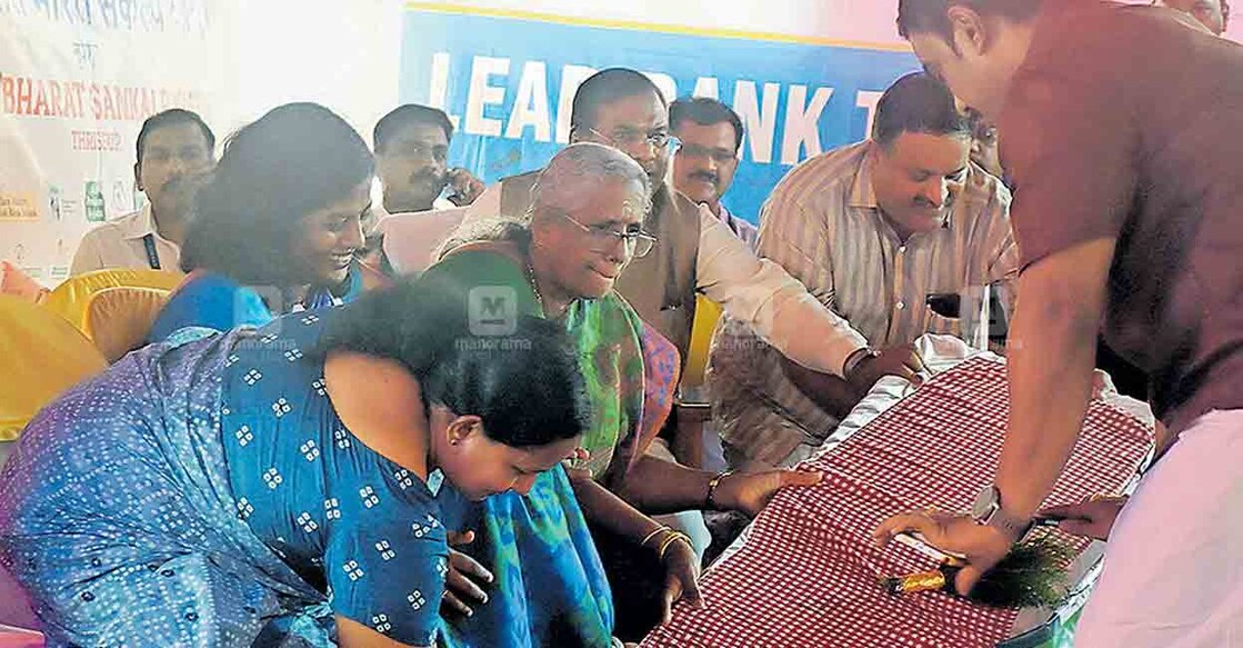 thrissur-central-minister വികസിത് ഭാരത് സങ്കൽപ് യാത്രയുടെ തിരുവില്വാമലയിലെ സ്വീകരണ സമ്മേളന വേദിയിൽ കേന്ദ്ര സഹമന്ത്രി ഫഗ്ഗൻ സിങ് കുലസ്തെ അടക്കമുള്ളവർ ഇരിക്കുന്ന വേദിയിലെ മേശ താഴെ വീണപ്പോൾ മന്ത്രിയും പഞ്ചായത്ത് പ്രസിഡന്റ് കെ.പത്മജ, വൈസ് പ്രസിഡന്റ് എം.ഉദയൻ തുടങ്ങിയവരും ചേർന്ന് ഉയർത്തി വയ്ക്കുന്നു.
