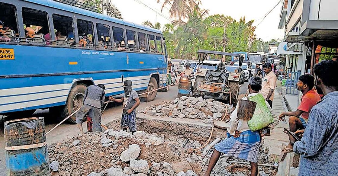 പാവറട്ടി സെന്ററിൽ സെന്റ് ജോസഫ്സ് ഹയർ സെക്കൻഡറി സ്കൂളിന് സമീപം പ്രധാന റോഡിൽ തുടങ്ങിയ കലുങ്ക് നിർമാണവും അതിനെ തുടർന്നുള്ള ഗതാഗതക്കുരുക്കും  