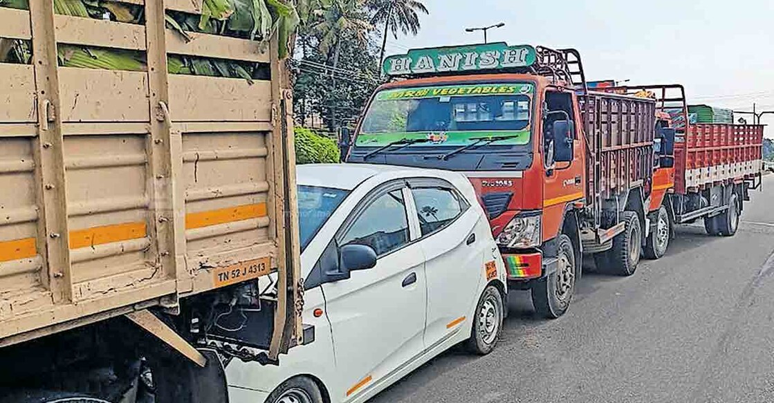 ദേശീയപാതയിൽ മുരിങ്ങൂർ ജംക്ഷനിൽ കൂട്ടിയിടിച്ച വാഹനങ്ങൾ.  