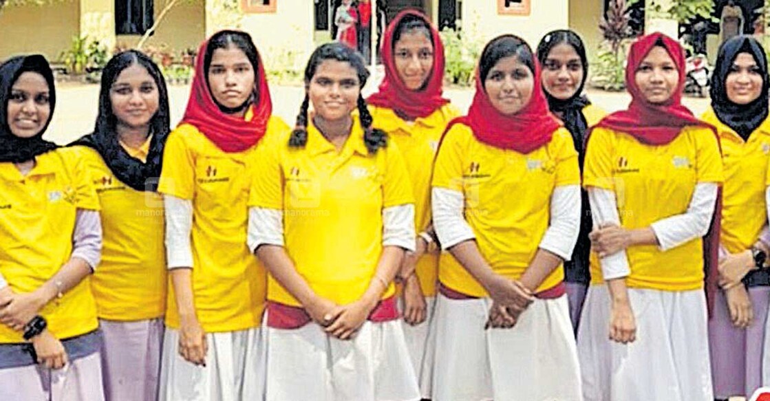 school-students ഐഎസ്ആർഒയുടെ ആസാദിസാറ്റ് ഉപഗ്രഹ വിക്ഷേപണം തത്സമയം കാണാൻ ശ്രീഹരിക്കോട്ടയിലെ സതീഷ് ധവാൻ സ്പേസ് സെന്ററിലേക്ക് പുറപ്പെടുന്ന അഴീക്കോട് സീതി സാഹിബ് മെമ്മോറിയൽ ഹയർ സെക്കൻഡറി സ്കൂളിലെ വിദ്യാർഥിനികൾ.