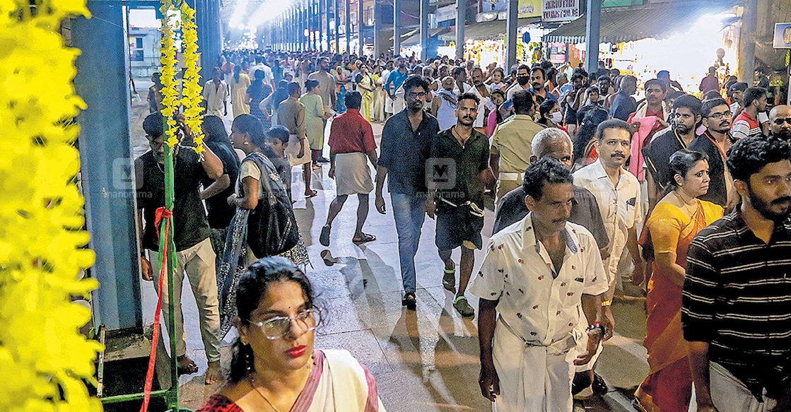 പൊൻകണി കാണാൻ: ഗുരുവായൂർ ക്ഷേത്രത്തിൽ വിഷുക്കണി ദർശനത്തിനെത്തിയ ഭക്തരുടെ തിരക്ക്. പൊൻകണി കാണാൻ: ഗുരുവായൂർ ക്ഷേത്രത്തിൽ വിഷുക്കണി ദർശനത്തിനെത്തിയ ഭക്തരുടെ തിരക്ക്.