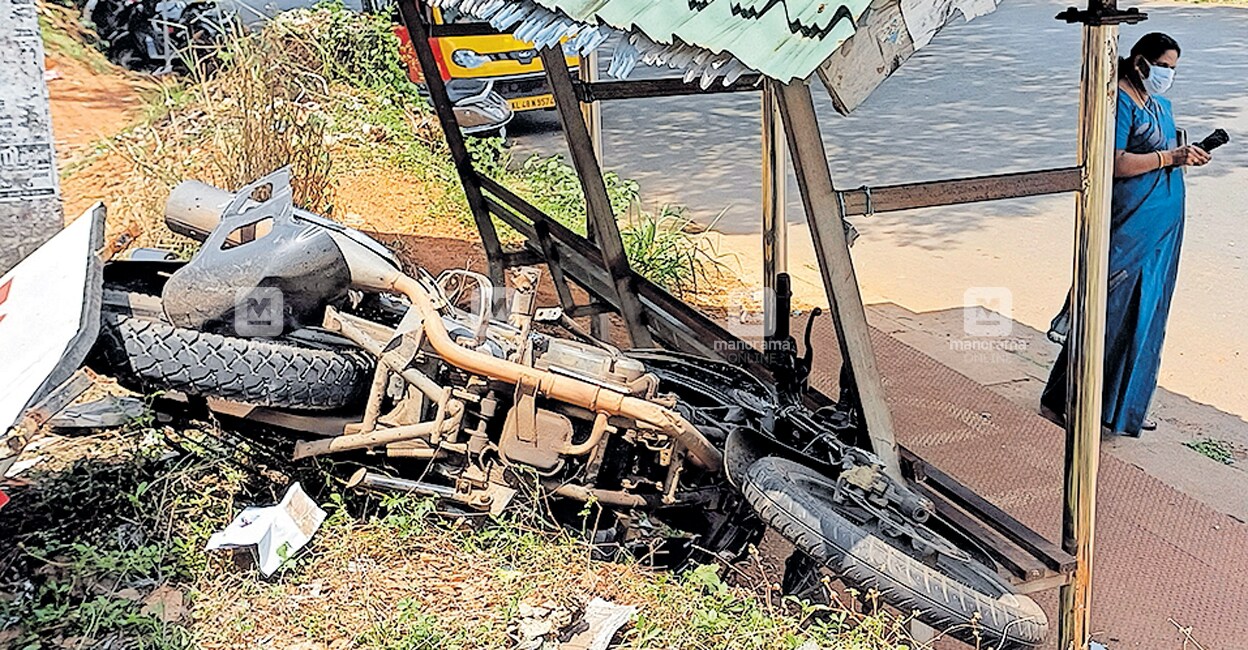 കല്ലുംപുറം സെന്ററിൽ കാറും ബൈക്കും കൂട്ടിയിടിച്ചു യുവാവിനു ഗുരുതര പരുക്ക്