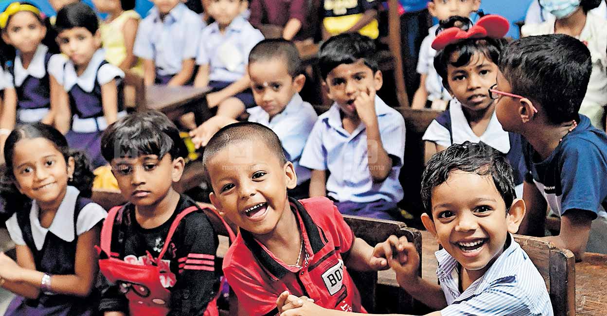 കിരീടം ധരിപ്പിച്ച് നവാഗതരെ സ്വീകരിച്ച് പ്രവേശനോത്സവം Children News