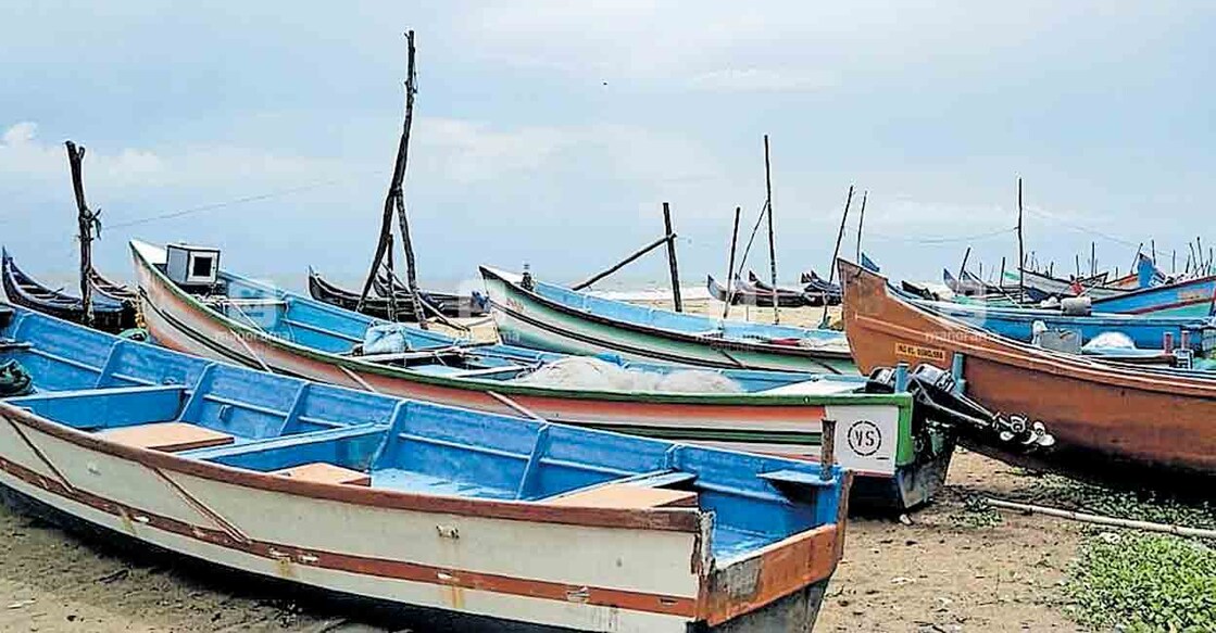 കയ്പമംഗലം കമ്പനിക്കടവിൽ വള്ളങ്ങൾ കരയിലേക്ക് നീക്കിവച്ചപ്പോൾ  