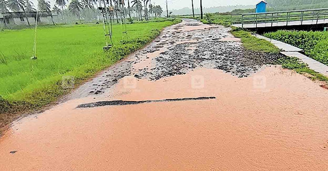 3 വർഷമായിട്ടും ടാറിങ് നടക്കാത്ത പുന്നയൂർ അണ്ടിക്കോട്ട് കടവ് റോഡ്  
