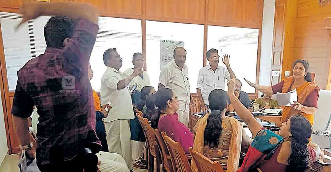 thrissur-pavaratty-vehicle-disturbance-issue മുച്ചക്ര വാഹന വിവാദ പരാതി ചർച്ച ചെയ്യാൻ പഞ്ചായത്തിൽ ചേർന്ന അടിയന്തര ഭരണ സമിതി യോഗം ബഹളത്തിൽ മുങ്ങിയപ്പോൾ.