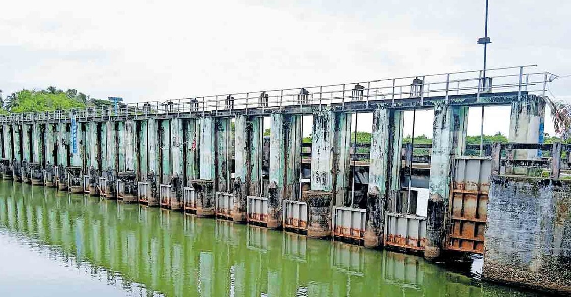 thrissur-pavaratty-regulator നവീകരണം കാത്ത് കഴിയുന്ന ജീർണാവസ്ഥയിലുള്ള ഇടിയഞ്ചിറ റഗുലേറ്റർ.