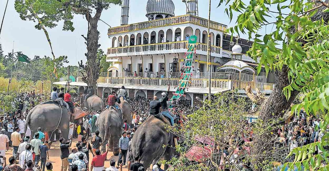 മണത്തല ചന്ദനക്കുടം നേർച്ചയിൽ ആനപ്പുറത്തിരുന്നു കൊടിയേറ്റം നിർവഹിക്കുന്നു.      ചിത്രം: മനോരമ  