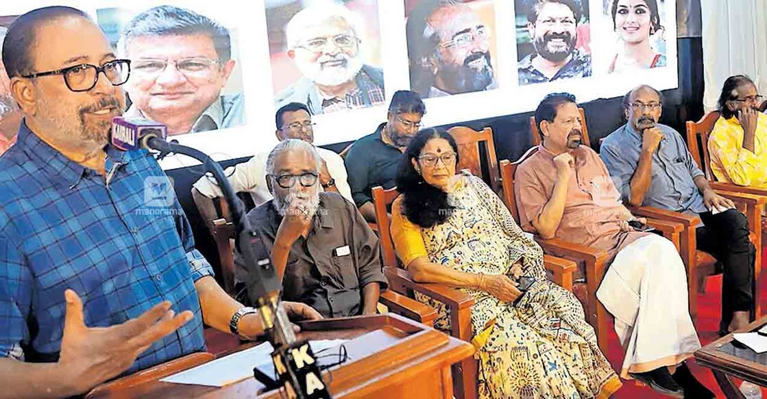 thrissur-film-accademy പി.ടി.കുഞ്ഞുമുഹമ്മദിന്റെ സർഗാത്മകതയുടെ ആഘോഷം ‘പി.ടി കലയും കാലവും’ സാസ്കാരിക മേള സിബി മലയിൽ ഉദ്ഘാടനം ചെയ്യുന്നു. പ്രിയനന്ദൻ, കലാമണ്ഡലം ക്ഷേമാവതി, പി.ടി.കുഞ്ഞുമുഹമ്മദ്, ഉമ്മർ തറമേൽ, വി.കെ.ജോസഫ്, അശോകൻ ചരുവിൽ, സണ്ണി ജോസഫ് എന്നിവർ സമീപം.