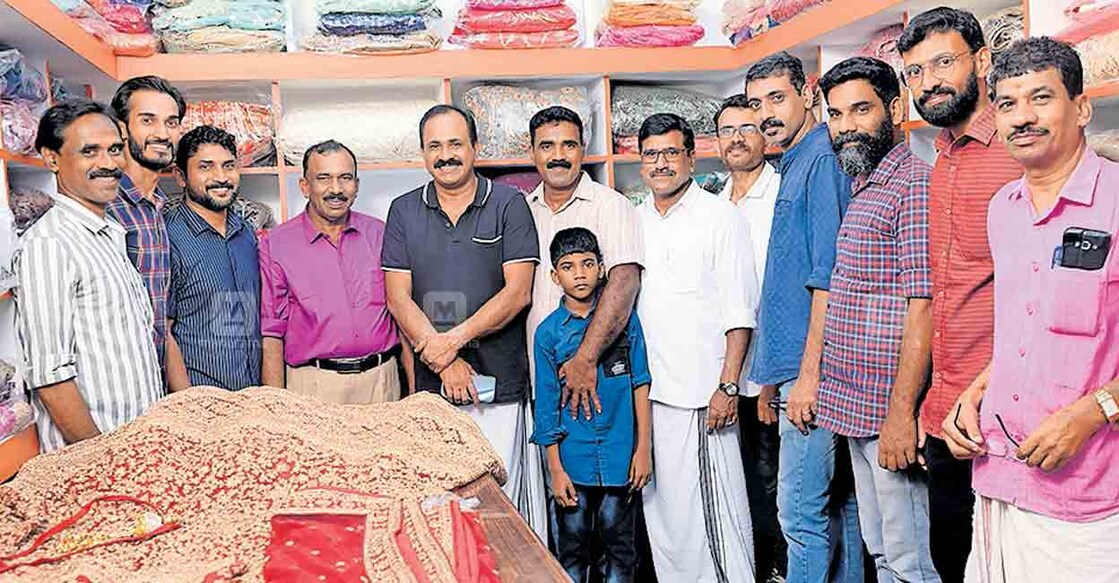 thrissur-marries-dress-bank വിവാഹ വസ്ത്രം സൗജന്യമായി നൽകുന്ന ചാവക്കാട് പുന്ന വലിയപറമ്പിലെ മാരീസ് ഡ്രസ് ബാങ്ക് ജീവകാരുണ്യ പ്രവർത്തകൻ നാസർ മാനു ഉദ്ഘാടനം ചെയ്തപ്പോൾ.