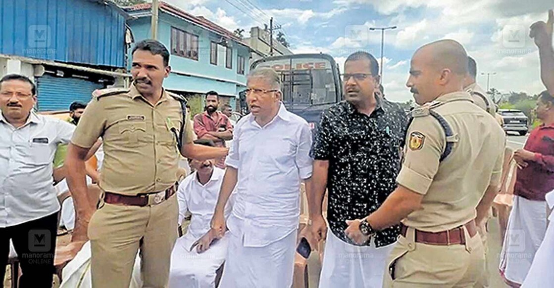 സുന്ദരിക്കവല സർവീസ് റോഡ് വീതി കൂട്ടൽ ജോലികൾ ആരംഭിക്കാത്തതിൽ പ്രതിഷേധിച്ച റോഡ് ഉപരോധിച്ച ചാലക്കുടി നഗരസഭാധ്യക്ഷൻ എബി ജോർജ് അടക്കമുള്ളവരെ പൊലീസ് അറസ്റ്റ് ചെയ്തു നീക്കുന്നു.  