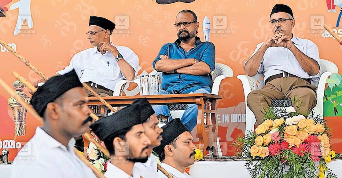 thrissur-ouesappachan
വിജയദശമി ഉത്സവത്തോടനുബന്ധിച്ച് ആർഎസ്എസ് തൃശൂര് തേക്കിന്ക്കാട് മൈതാനിയില് നടത്തിയ പൊതുസമ്മേളനത്തിൽ അധ്യക്ഷനായി എത്തിയ സംഗീത സംവിധായകൻ ഔസേപ്പച്ചൻ മഹാനഗർ സംഘചാലക് പി.വി.ഗോപിനാഥൻ, ക്ഷേത്രീയ കാര്യവാഹക് എം.രാധാകൃഷ്ണൻ എന്നിവര്ക്കൊപ്പം വേദിയില്.
ചിത്രം: മനോരമ