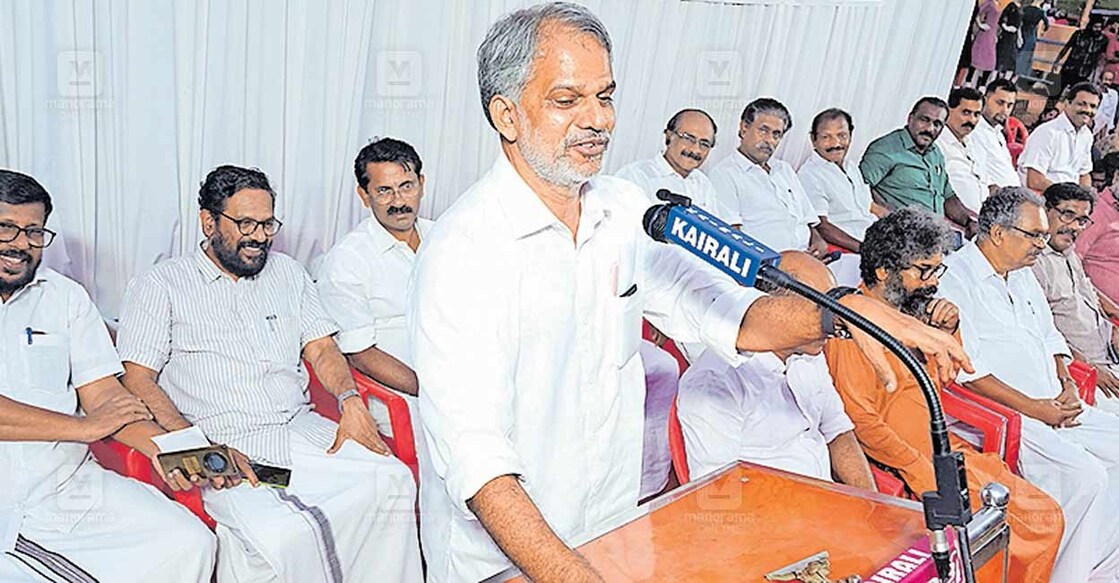 വെടിക്കെട്ട് നിയന്ത്രണങ്ങളിൽ പ്രതിഷേധിച്ച് കേന്ദ്രസർക്കാരിനെതിരെ എൽഡിഎഫ് സംഘടിപ്പിച്ച പ്രതിഷേധ സംഗമം സിപിഎം പൊളിറ്റ് ബ്യൂറോ അംഗം എ.വിജയരാഘവൻ ഉദ്ഘാടനം ചെയ്യുന്നു.  
