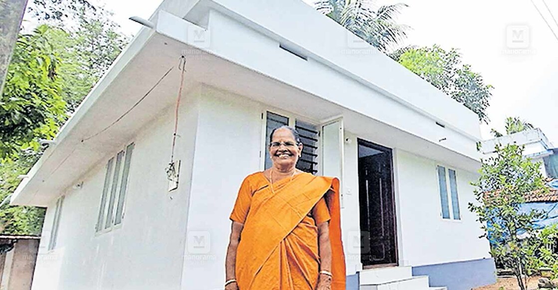 ns6-chalakudy-new-home തന്റെ സ്വർണാഭരണം വിറ്റ് നിർമിച്ചുനൽകിയ വീടിനു മുൻപിൽ ചാലക്കുടി നഗരസഭാ കൗൺസിലർ റോസി ലാസർ.