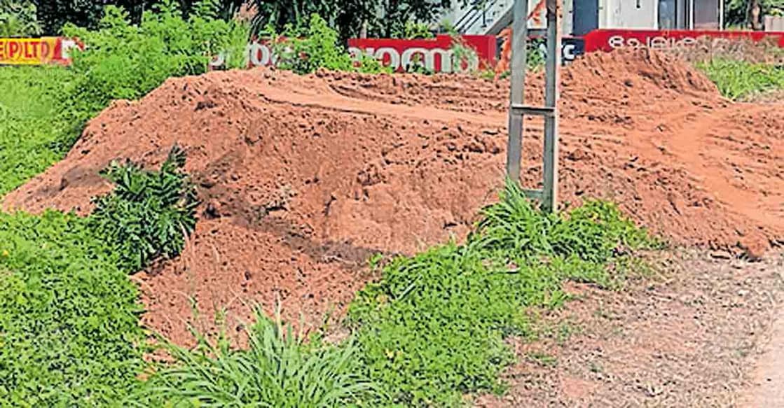 ചേലക്കര ടൗണിൽ പുതുപ്പാലത്തിനു സമീപം നിലം മണ്ണിട്ടു നികത്തി തുടങ്ങിയ നിലയിൽ.  