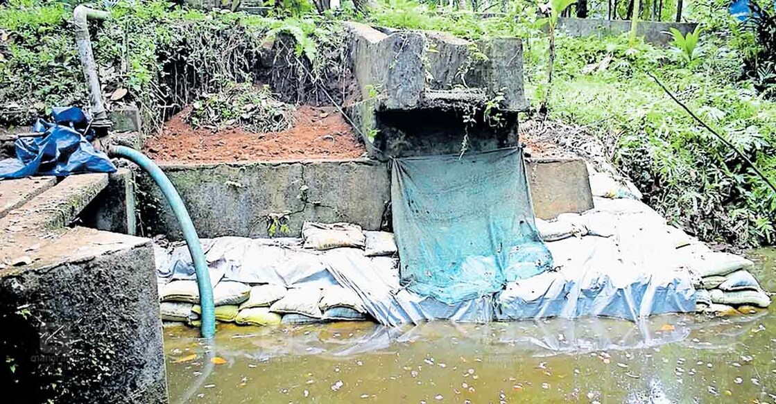 ചെങ്ങാലൂർ കാനത്തോട് സ്ലൂസ്  തകരാർ പരിഹരിക്കൽ വൈകിയതോടെ മണൽച്ചാക്കുകൾ അടുക്കിവച്ച് താൽക്കാലിക പരിഹാരമുണ്ടാക്കിയിരിക്കുന്നു.  
