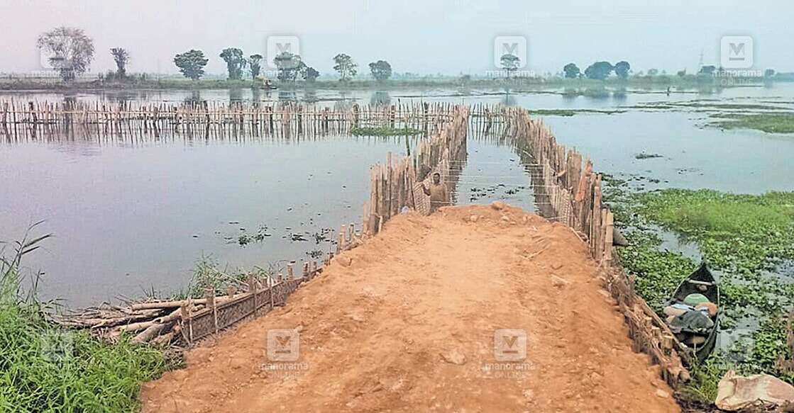 enamav-canal ഏനാമാവ് ഫെയ്സ് കനാലിൽ ഉപ്പുവെള്ളം കടക്കാതിരിക്കാൻ നിർമിക്കുന്ന താൽക്കാലിക വളയം ബണ്ടിൽ മണ്ണ് നിറയ്ക്കൽ തുടങ്ങിയപ്പോൾ.