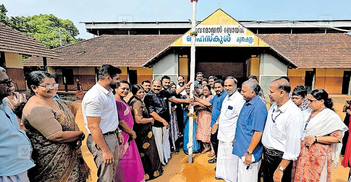 ജില്ലാ സ്കൂൾ കലോത്സവത്തിന്റെ വേദികളിലൊന്നായ കുന്നംകുളം ഗവ.ബോയ്സ് എച്ച്എസ്എസിൽ നഗരസഭാധ്യക്ഷ സീത രവീന്ദ്രന്റെ നേതൃത്വത്തിൽ പന്തലിനു കാൽ നാട്ടുന്നു. കൂടുതൽ വേദികളും പ്രോഗ്രാം–ട്രോഫി കമ്മിറ്റി ഓഫിസുകളും പ്രവർത്തിക്കുന്ന ബോയ്സ് സ്കൂളിനു പുറമേ ഭക്ഷണശാലയായി ക്രമീകരിച്ചിരിക്കുന്ന വൈഎംസിഎ ഹാളിനു സമീപത്തും പന്തൽ ഒരുക്കും.  