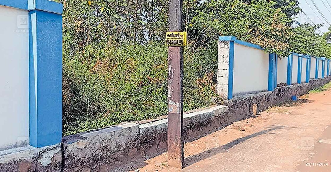 medical-college-wall മെഡിക്കൽ കോളജിൽ നെഹ്റു ക്ലബ്ബിനു സമീപം രണ്ട് വർഷം മുൻപ് തകർന്ന ചുറ്റുമതിലിന്റെ ഭാഗം പൊളിച്ചു നീക്കിയ നിലയിൽ.