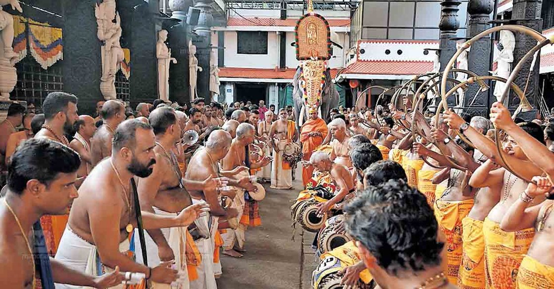 thrissur-guruvayur-temple-ekadashi-festival ഗുരുവായൂർ ക്ഷേത്രത്തിൽ ദശമി ദിവസമായ ഇന്നലെ പഞ്ചവാദ്യത്തിന്റെ അകമ്പടിയിൽ നടന്ന കാഴ്ചശീവേലി എഴുന്നള്ളിപ്പ്