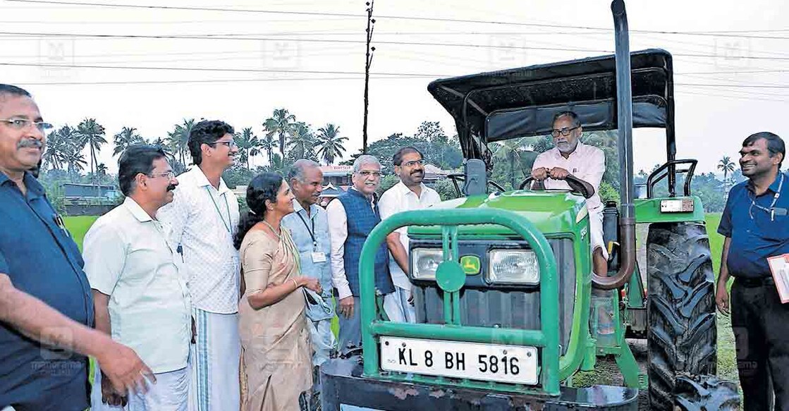thrissur-minister-p-prasad ചാലക്കുടി എംഎൽഎ സനീഷ്കുമാർ ജോസഫിന്റെ നേതൃത്വത്തിൽ കൃഷി വകുപ്പും കേരള കാർഷിക സർവകലാശാലയും കൂടപ്പുഴ കാർഷിക ഗവേഷണ കേന്ദ്രത്തിൽ നടത്തുന്ന കാർഷികമേള – ‘അഗ്രി ബിസിനസ് എക്സ്പോ’ ഉദ്ഘാടനം ചെയ്യുന്നതിന് എത്തിയ മന്ത്രി പി.പ്രസാദ് കാർഷിക ഗവേഷണ കേന്ദ്രം ഫാമിലെ നെൽകൃഷി ചെയ്യുന്ന സ്ഥലത്ത് ഒരുക്കിയ ട്രാക്ടറിൽ കയറിയപ്പോൾ. ബ്ലോക്ക് പഞ്ചായത്ത് മുൻ പ്രസിഡന്റ് ഫിൻസോ തങ്കച്ചൻ, കാർഷിക ഗവേഷണ കേന്ദ്രം ഹെഡ് ഡോ.മിനി എബ്രഹാം, ബ്ലോക്ക് പഞ്ചായത്ത് പ്രസിഡന്റ് വേണു കണ്ഠരുമഠത്തിൽ, ഇസാഫ് ബാങ്ക് ചെയർമാൻ പോൾ തോമസ്, സനീഷ്കുമാർ ജോസഫ് എംഎൽഎ, കൃഷി ഓഫിസർ അജി എന്നിവർ സമീപം.