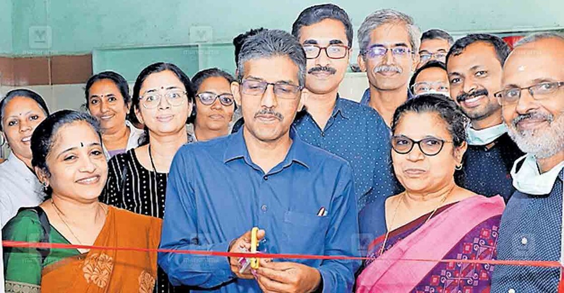 മെഡിക്കൽ കോളജ് ആശുപത്രിയിൽ ഡെന്റൽ സർജറി യൂണിറ്റിന്റെ അത്യാഹിത വിഭാഗം പ്രിൻസിപ്പൽ ഡോ. എൻ.അശോകൻ ഉദ്ഘാടനം ചെയ്യുന്നു.  