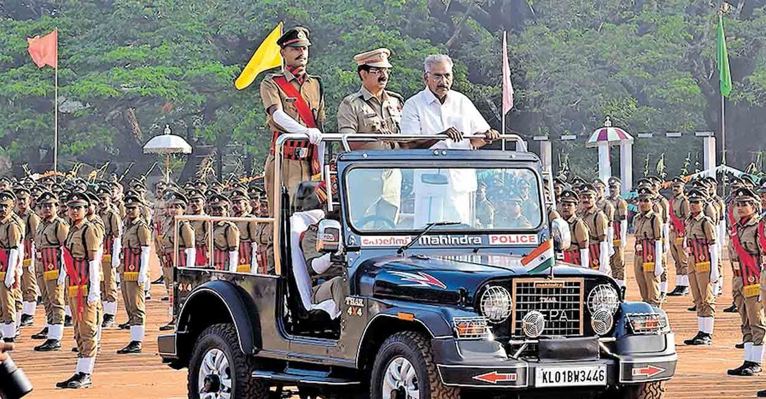 ak-sashindran തൃശൂർ രാമവർമപുരം പൊലീസ് അക്കാദമിയിൽ പരിശീലനം പൂർത്തിയാക്കിയ വനംവകുപ്പ് ബീറ്റ് ഫോറസ്റ്റ് ഓഫിസർമാരുടെ പാസിങ്ഔട്ട് പരേഡിൽ മന്ത്രി എ.കെ. ശശീന്ദ്രൻ സല്യൂട്ട് സ്വീകരിക്കുന്നു. ഗോത്രവർഗക്കാരായ 500 പേരാണ് പരിശീലനം പൂർത്തിയാക്കിയത്.
ചിത്രം: മനോരമ