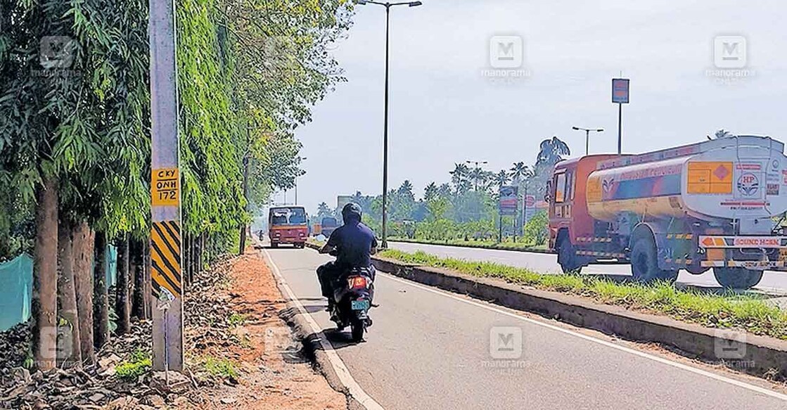 പോട്ട സുന്ദരിക്കവലയിൽ സർവീസ് റോഡ് വീതി കൂട്ടാനായി ഏറ്റെടുത്ത സ്ഥലത്ത് നിൽക്കുന്ന മരങ്ങൾ വെട്ടി നീക്കാത്ത നിലയിൽ. ഇവ വെട്ടി മാറ്റുന്നതിനു ദേശീയപാത അതോറിറ്റി ടെൻഡർ ക്ഷണിച്ചിട്ടുണ്ട്.  