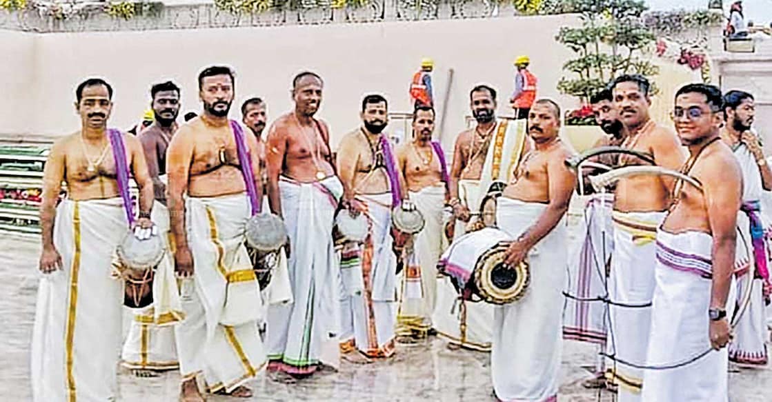ayodya അയോധ്യ രാമക്ഷേത്രത്തിലെ പല്ലക്ക് ഉത്സവത്തിൽ പങ്കെടുക്കുന്ന കേരളത്തിലെ പന്ത്രണ്ടംഗ പഞ്ചവാദ്യ കലാകാരൻമാർ.