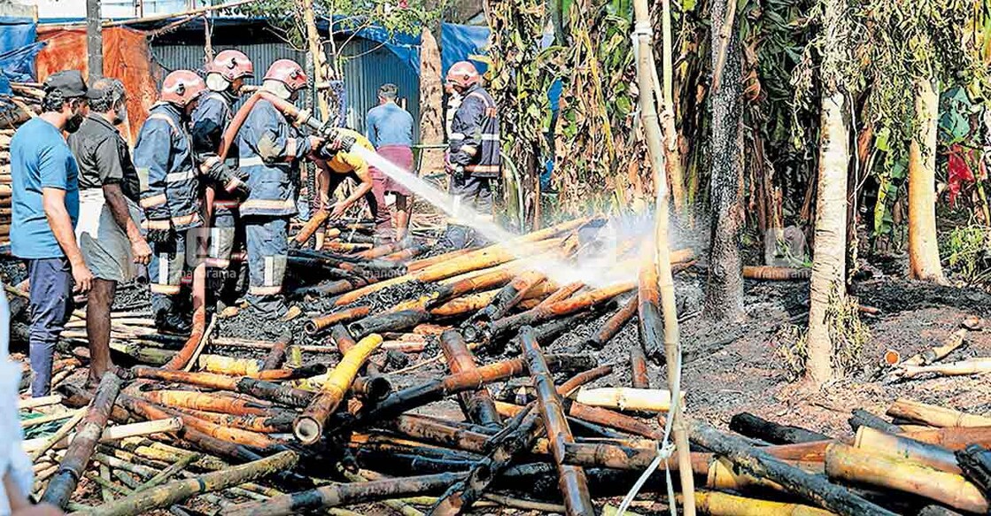 അന്നമനടയിൽ മുള വിൽപ്പന കേന്ദ്രത്തിൽ തീപിടിച്ചപ്പോൾ അഗ്നിരക്ഷാസേനയെത്തി തീ അണക്കുന്നു.  
