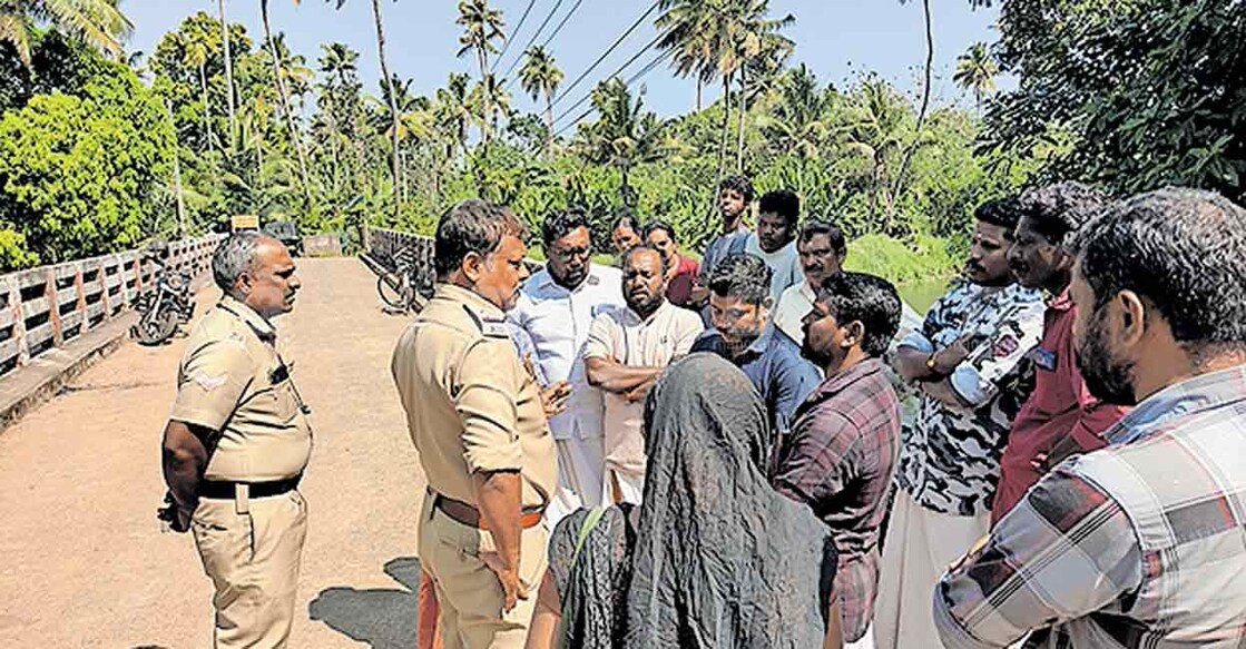 കരുവന്നൂർ പുഴയുടെ ഭാഗമായ താമര വളയം ചിറയിലെ ചീപ്പുചിറയിലെ താൽക്കാലിക തടയണ നിർമാണം നാട്ടുകാർ തടഞ്ഞപ്പോൾ  