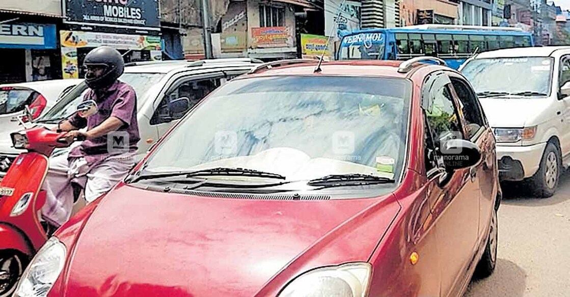 മൂന്നുപീടിക ജംക്ഷനിലെ ഗാതാഗത കുരുക്ക്.