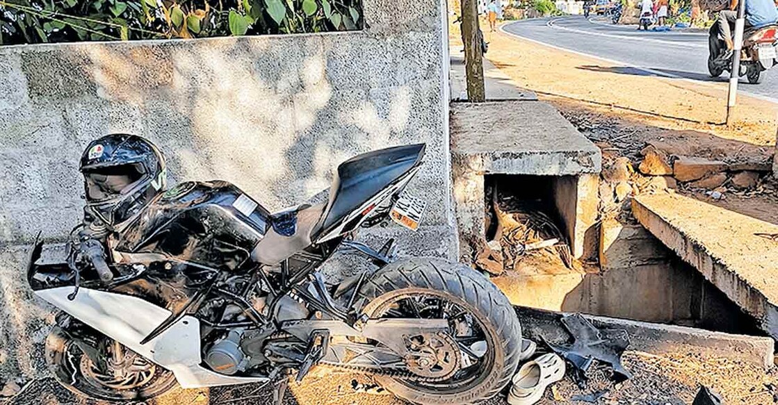 bike-accident വാഴക്കോട് - പ്ലാവി സംസ്ഥാന പാതയിലെ ഉദ്ദുവടി ഇറക്കത്തിൽ കഴിഞ്ഞ ദിവസം രാത്രി കാനയിൽ വീണ് ഒരാളുടെ മരണം സംഭവിച്ച അപകടത്തിൽപ്പെട്ട ബൈക്ക്. സമീപത്ത് കലുങ്കിന്റെ സംരക്ഷണഭിത്തിയും തുറന്നു കിടക്കുന്ന കാനയും കാണാം.