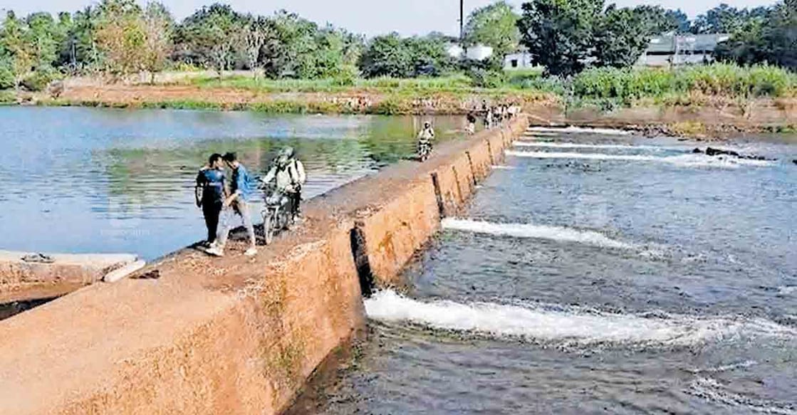 ചാലക്കുടിപ്പുഴയിലെ പരിയാരം സിഎസ്ആർ കടവിലെ കൊമ്പൻപാറ തടയണ. ഇവിടെയാണ് ഇന്നലെ ഒഴുക്കിൽപ്പെട്ട് യുവാവ് മരിച്ചത്.