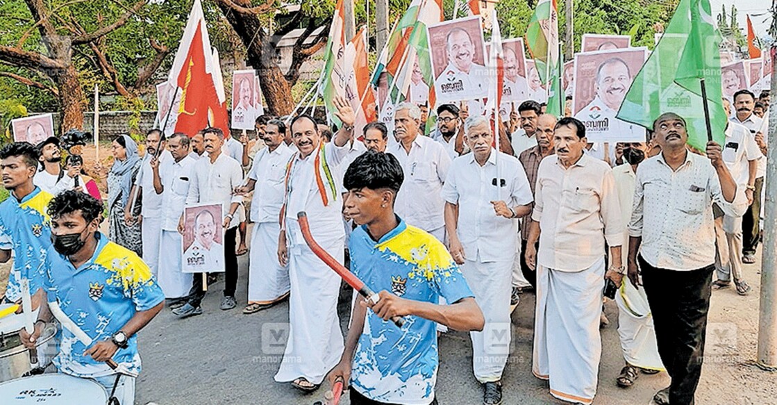 udf-road-show-gif ചാലക്കുടി ലോകസഭാ മണ്ഡലത്തിലെ യുഡിഎഫ് സ്ഥാനാർഥി ബെന്നി ബഹനാൻ നടത്തിയ റോഡ് ഷോയില് വോട്ടര്മാരെ അഭിവാദ്യം ചെയ്യുന്നു.