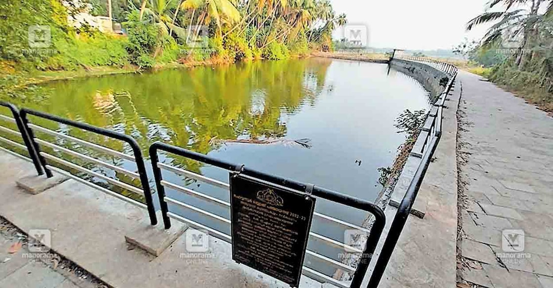 ജലസമൃദ്ധമായി...കനത്ത വേനലിലും നിറഞ്ഞു കിടക്കുന്ന പഴഞ്ഞി അരുവായി കുഞ്ഞുകുളം.  

