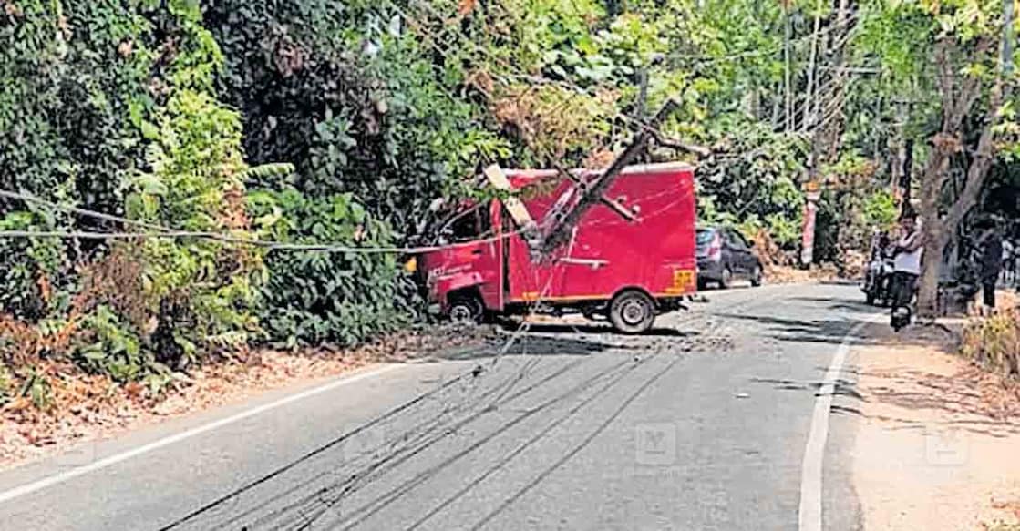 കല്ലംപാറ– പത്താംകല്ല് റോഡിൽ വാൻ ഇടിച്ച് വൈദ്യുത പോസ്റ്റ് തകർന്ന നിലയിൽ.  
