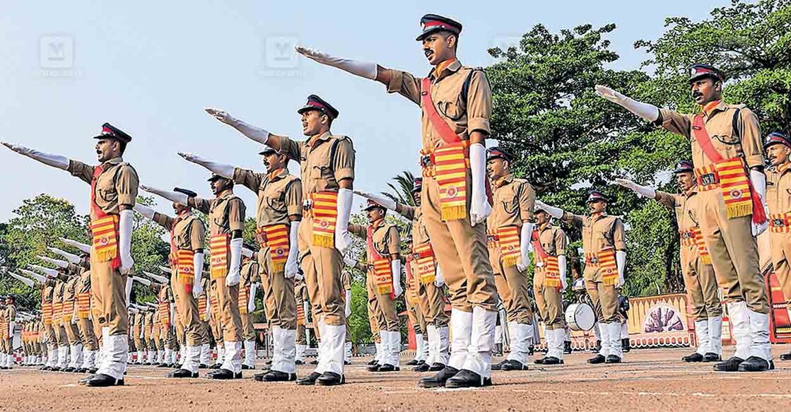 ഫയര്‍ ആന്‍ഡ് റെസ്‌ക്യൂ 
സര്‍വീസസ് അക്കാദമിയില്‍ പരിശീലനം പൂര്‍ത്തിയാക്കിയ 71 ഫയര്‍ ആന്‍ഡ് റെസ്‌ക്യൂ ഓഫിസര്‍മാരുടെ (ഡ്രൈവര്‍) പാസിങ് ഔട്ട് പരേഡ്.  ചിത്രം: 
മനോരമ.  