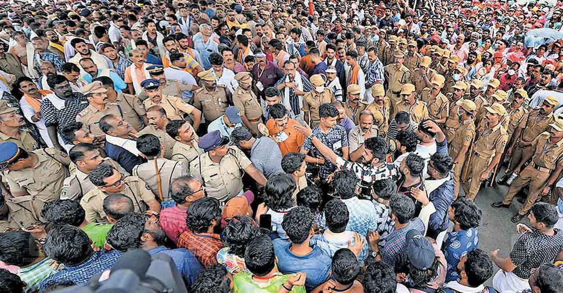 thrissur-pooram-police
പൂരംനാളിൽ ബ്രഹ്മസ്വം മഠത്തിനുമുൻപിൽ മഠത്തിൽവരവു പഞ്ചവാദ്യം തുടങ്ങുന്നതിന് മുൻപായി പൊലീസ് ആളുകളെ തള്ളിമാറ്റുന്നു.
ചിത്രം:മനോരമ