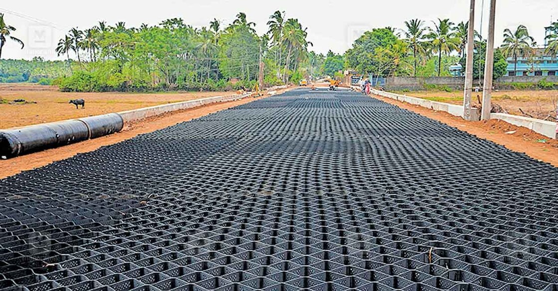 jio-road കേച്ചേരി- അക്കിക്കാവ് ബൈപാസ് റോഡ് ജിയോ ടെക്സ്റ്റൈൽ - ജിയോ സെൽ ഉപയോഗിച്ച് നവീകരണം ആരംഭിച്ചപ്പോൾ.