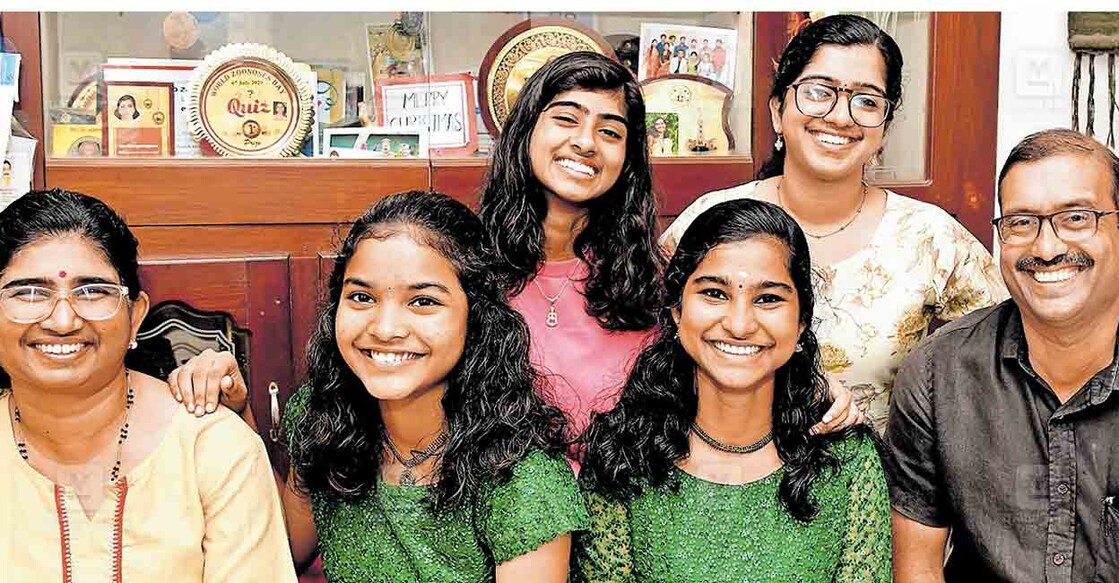 thrissur-sunandha-suresh-and-daughters സുനന്ദയും സുരേഷും മക്കളായ അംബിക, ആരതി, പാർവതി,ലക്ഷമി എന്നിവർക്കൊപ്പം.