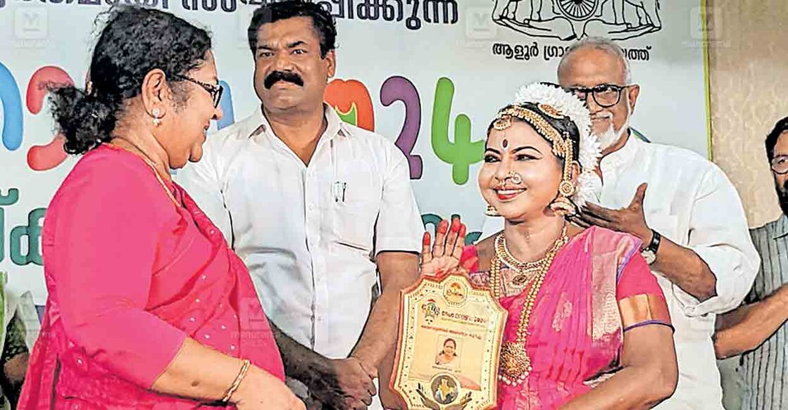 thrissur-jayakumari ദേശക്കാഴ്ച സാംസക്കാരികോത്സവത്തിൽ ഭരതനാട്യത്തിൽ അരങ്ങേറ്റം കുറിച്ച ജയകുമാരി മന്ത്രി ആർ. ബിന്ദുവിൽ നിന്നു സ്മൃതി ഫലകം ഏറ്റുവാങ്ങുന്നു.